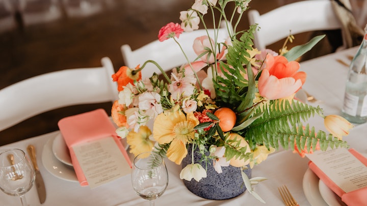 mesa-de-evento-decorada-con-flores