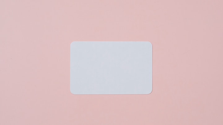 folio-blanco-sobre-fondo-rosa