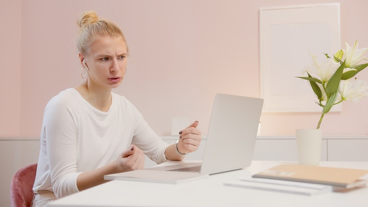 mujer-utiliza-ordenador-portatil-en-la-oficina