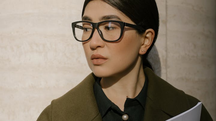 mujer-profesional-con-gafas