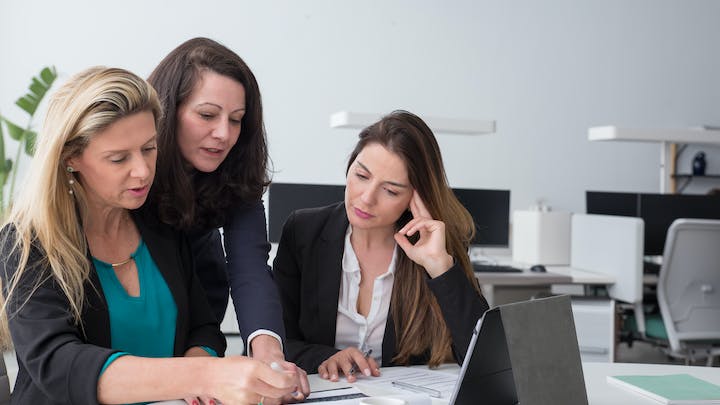 mujeres-emprendedoras-en-la-oficina