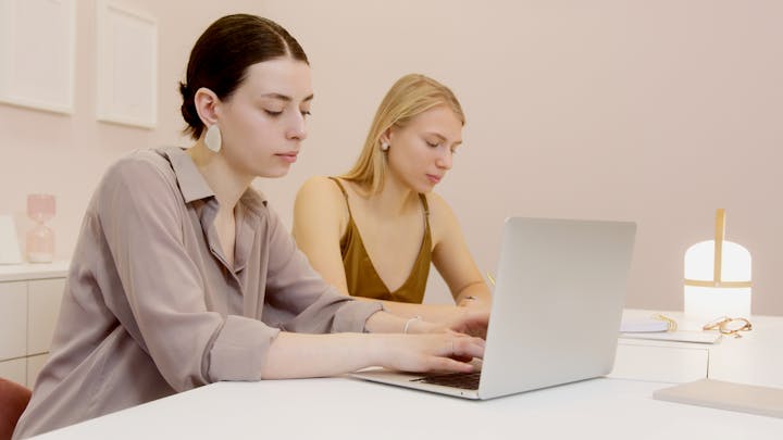 mujeres-jovenes-trabajan-en-oficina